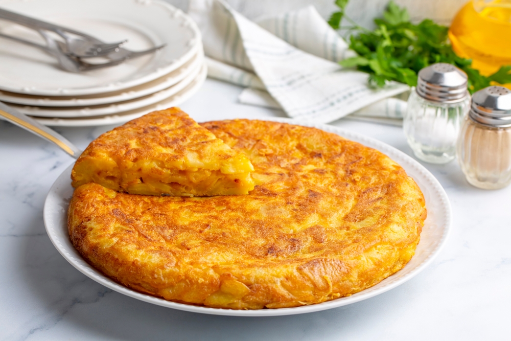 Spanish,Omelette,With,Potatoes,,Typical,Spanish,Cuisine,On,Gray,Concrete