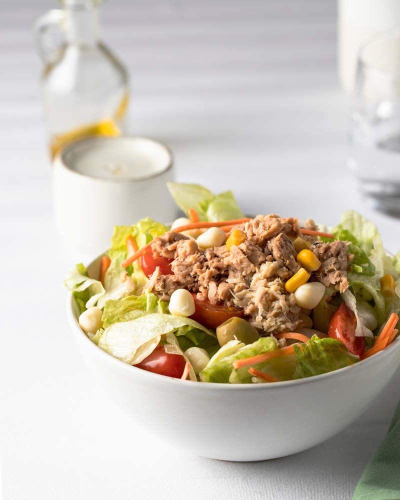 Fresh,Tuna,Salad,In,White,Bowl,On,The,Restaurant,Table